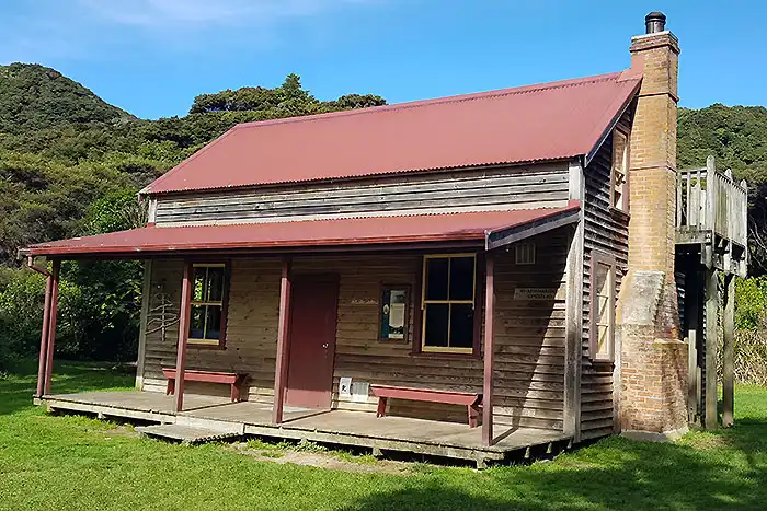 Whariwharangi Hut, Abel Tasman National Park